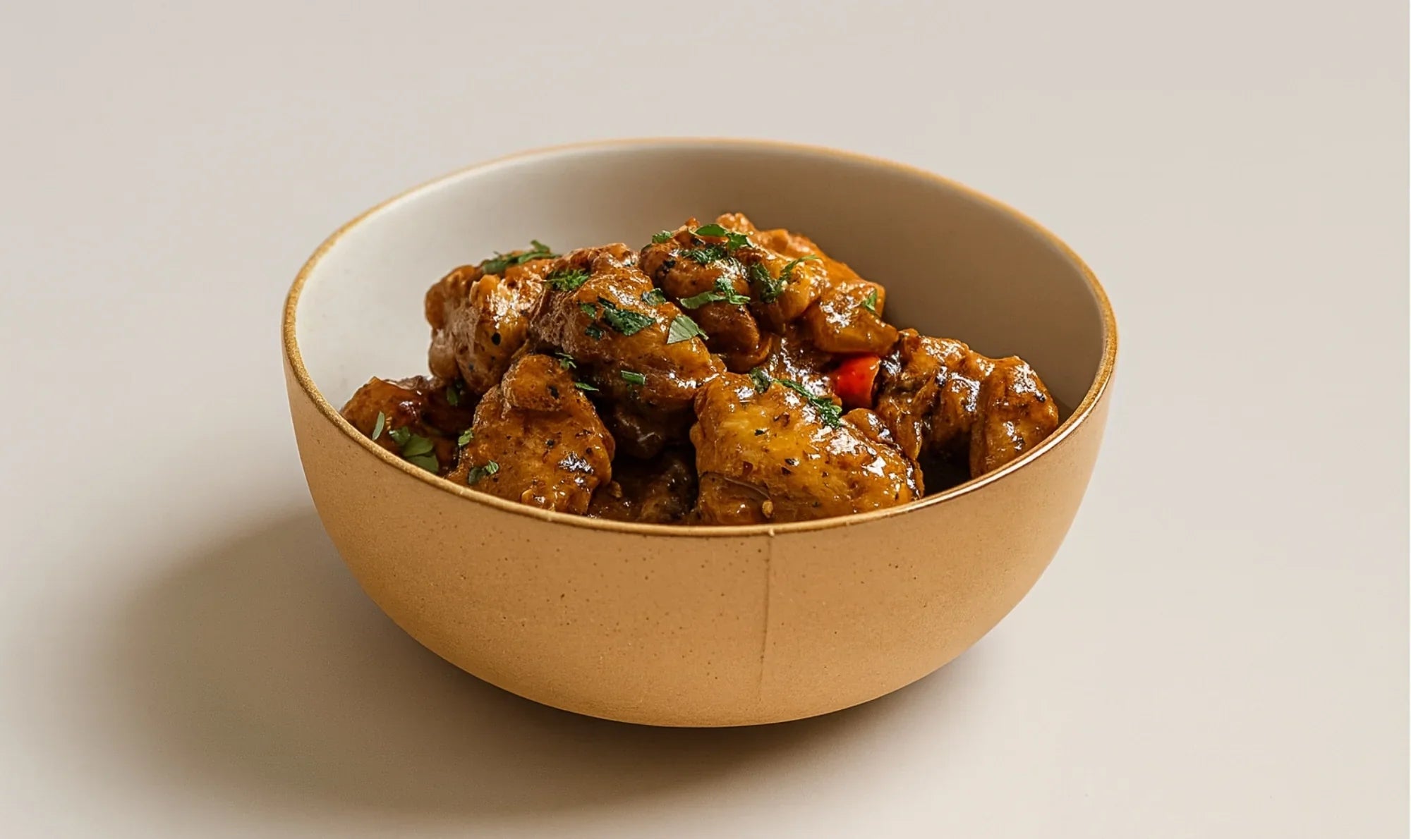 Image d'un bol rempli de poulet massalé de la Réunion