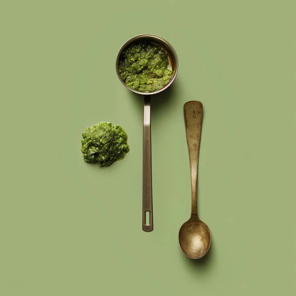 Ustensile vintage rempli avec la sauce chimichurri