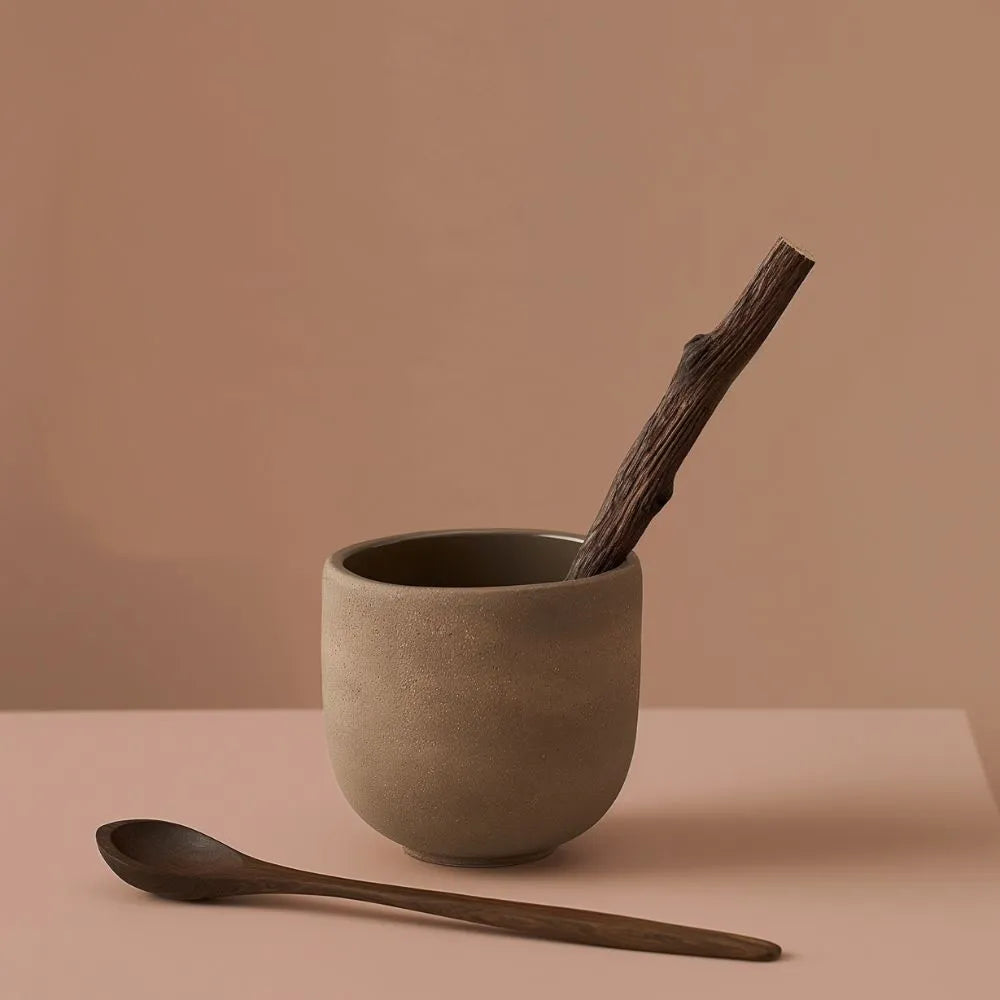 Pot en terre design avec un bâton de réglisse à l'intérieur
