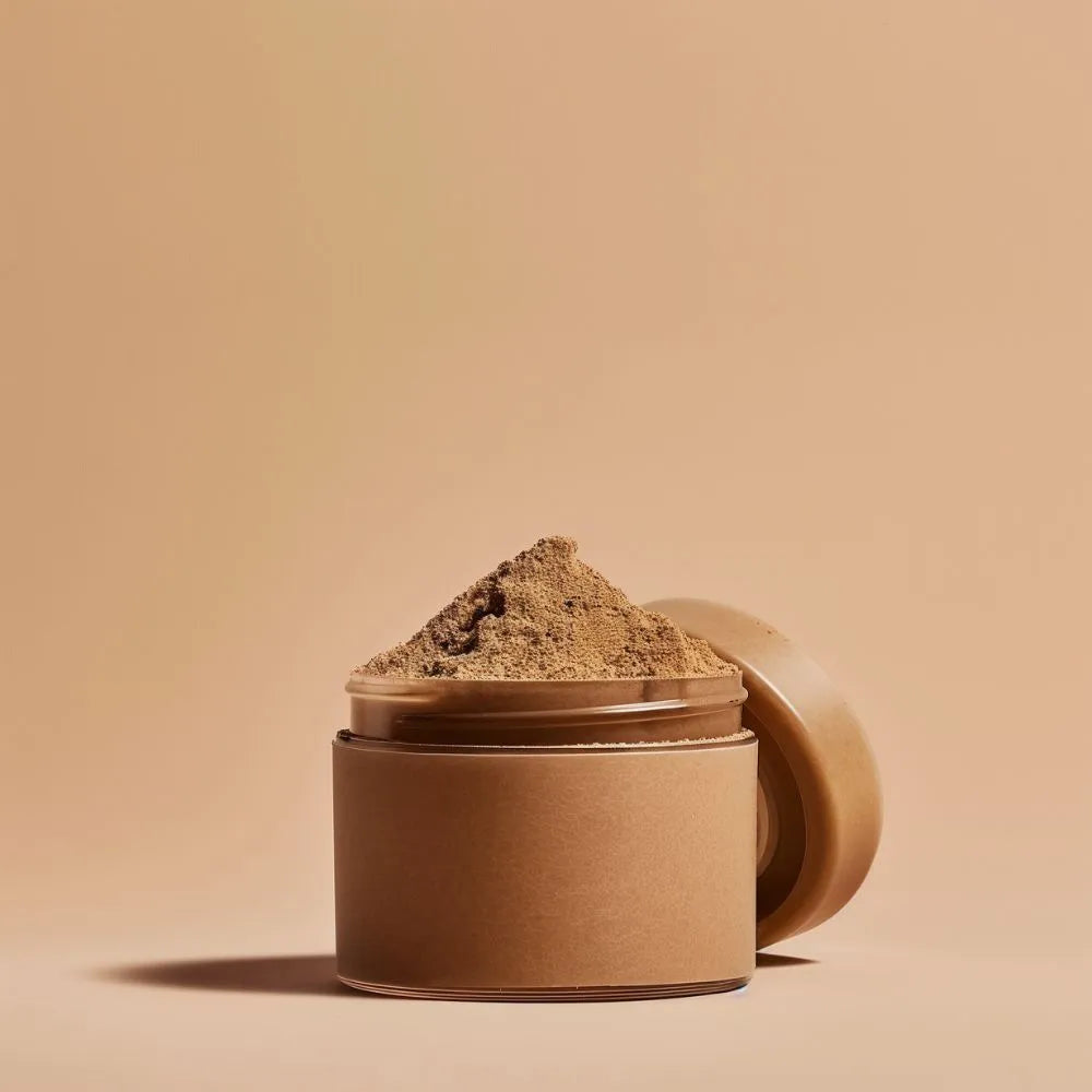 Pot marron rempli de muscade moulue