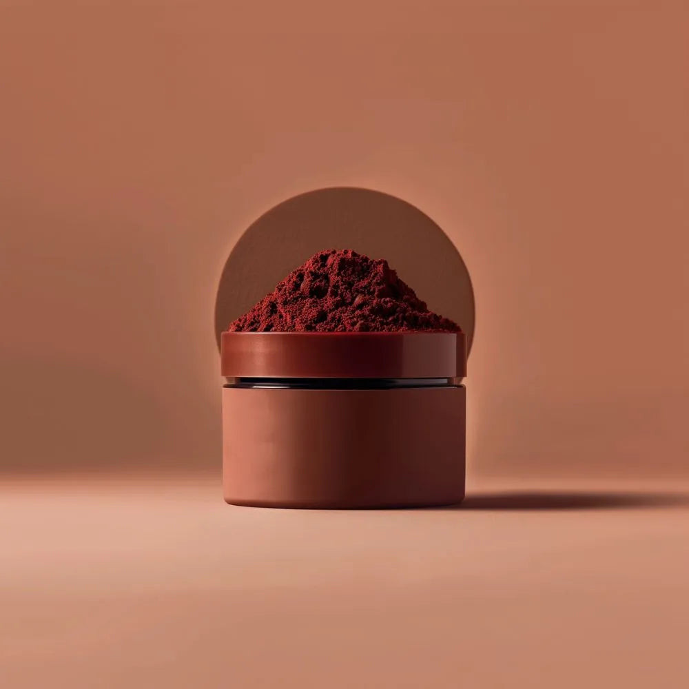 Pot marron design rempli de sumac en poudre