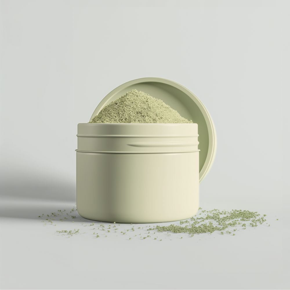 Pot vert rempli de poudre wasabi
