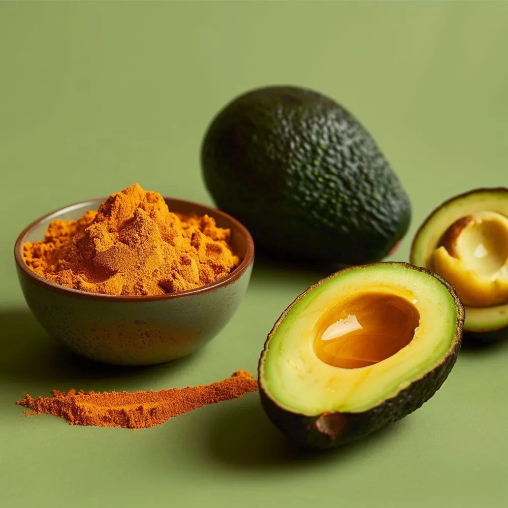 Petit pot rempli du mélange d'épices guacamole avec un avocat coupé en deux