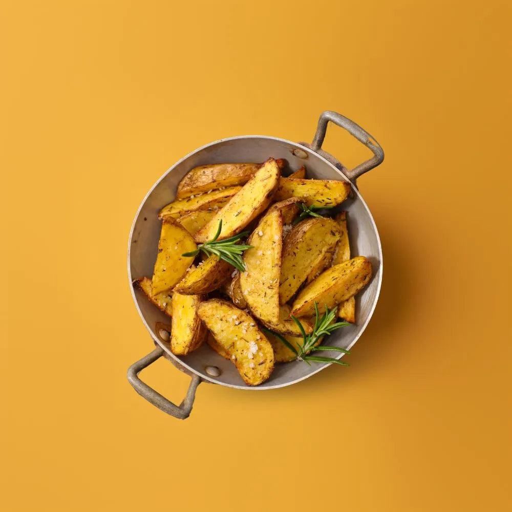 Plat avec des patates cuites au four avec le mélange pomme de terre