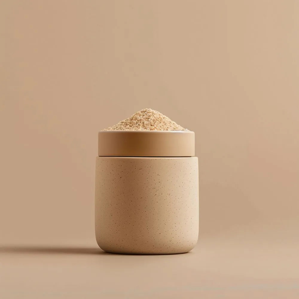 Pot en terre moderne design rempli de poivre blanc moulu