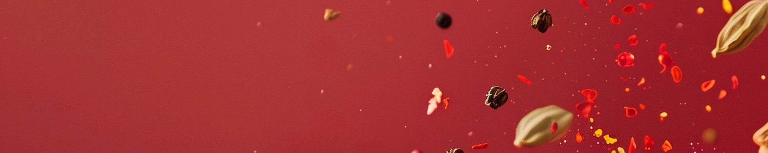 Image de couverture montrant une épice en poudre et des épices en grains en lévitation avec un fond rouge