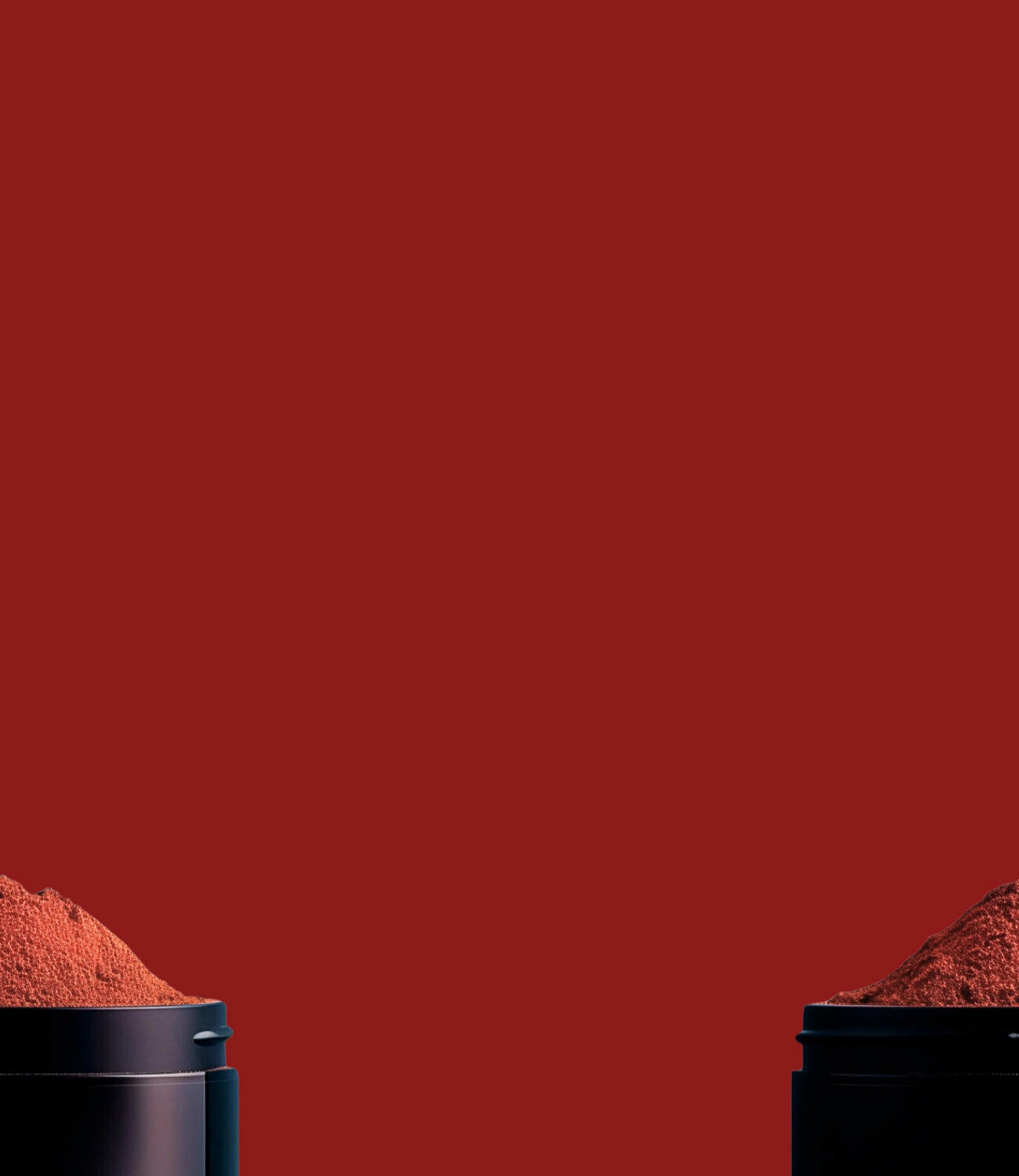 Image d'un mélange d'épices en poudre dans un pot noir en métal coupé en deux avec un fond rouge