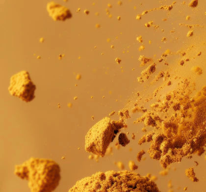 Image de couverture montrant une épice en poudre jaune en lévitation