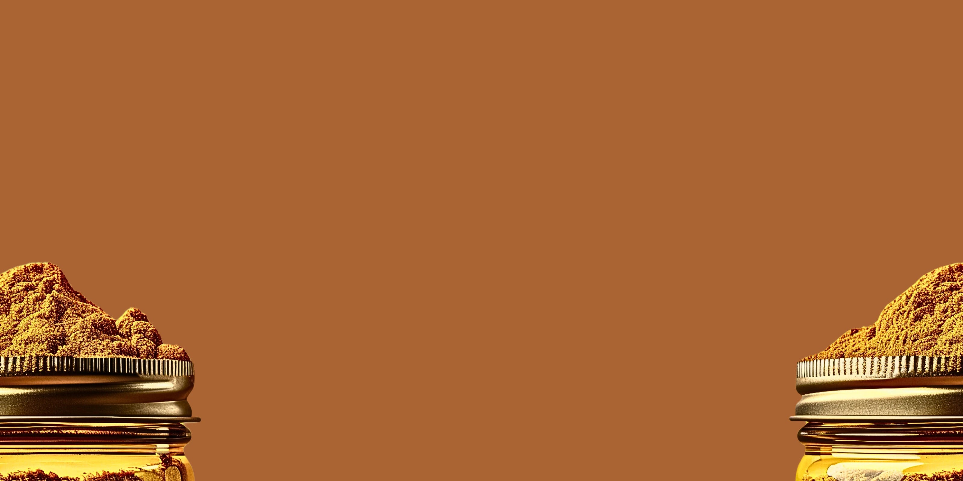 Image de curry Bombay, une épice en poudre Flaavup® dans un pot en verre avec un couvercle métallique, le pot est coupé en deux avec un fond orangé