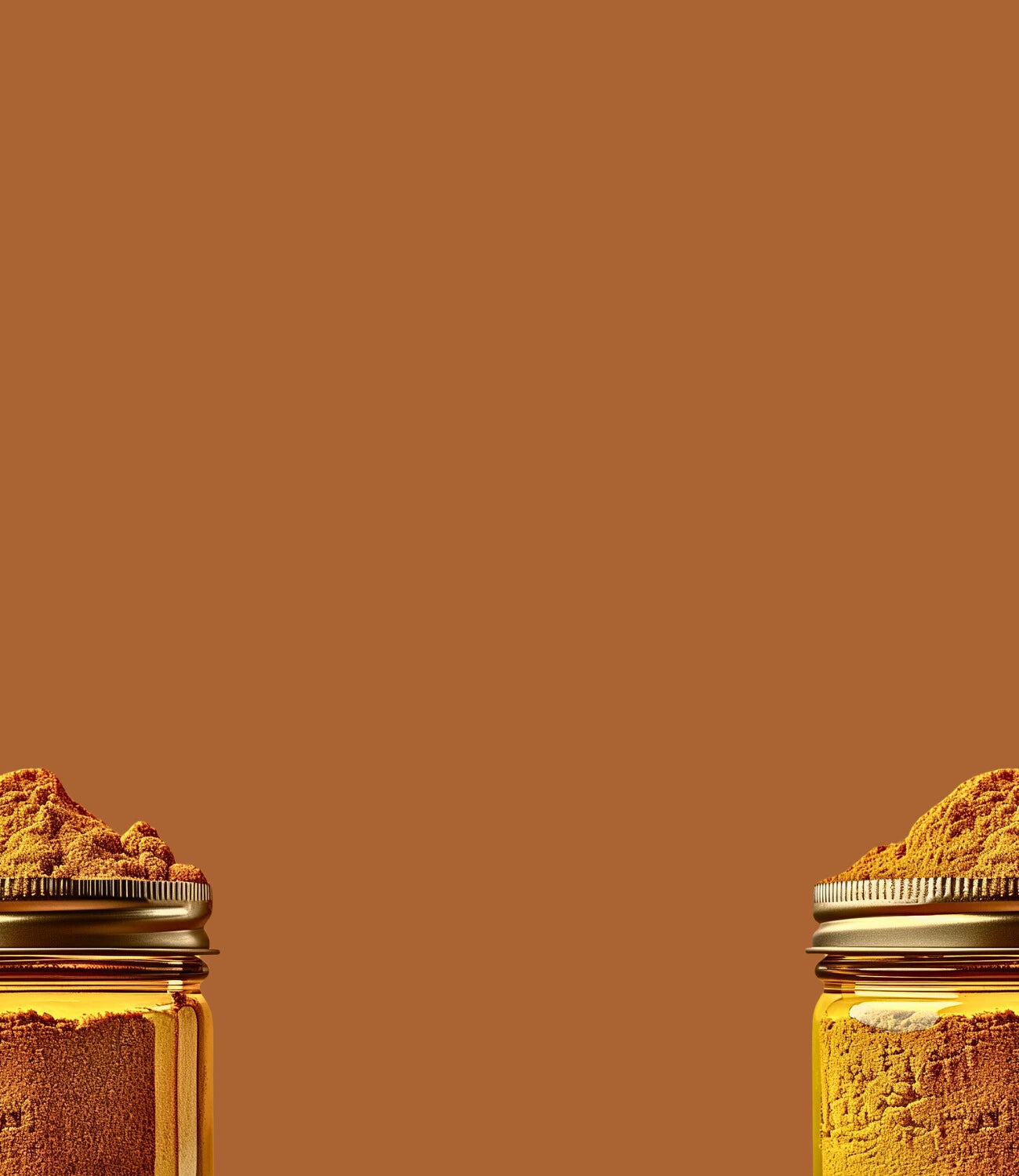 Image de curry Bombay, une épice en poudre Flaavup® dans un pot en verre avec un couvercle métallique, le pot est coupé en deux avec un fond orangé