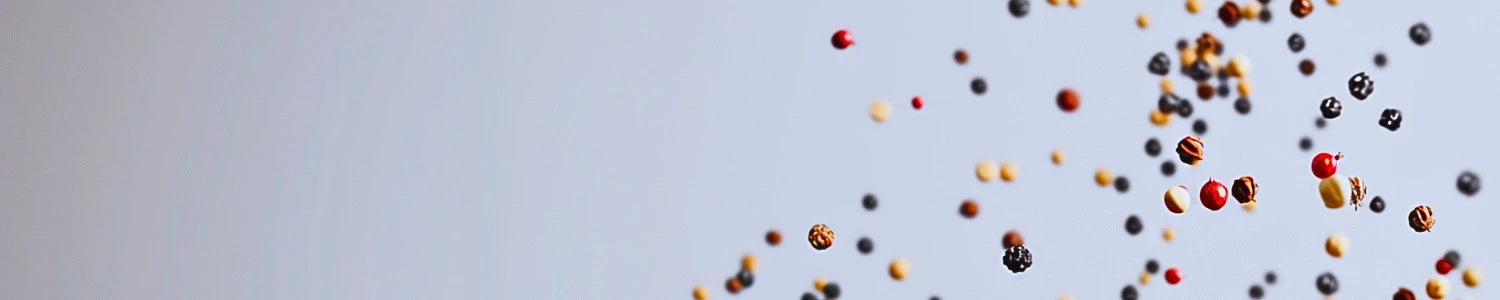 Grande image de grains de poivre en suspension