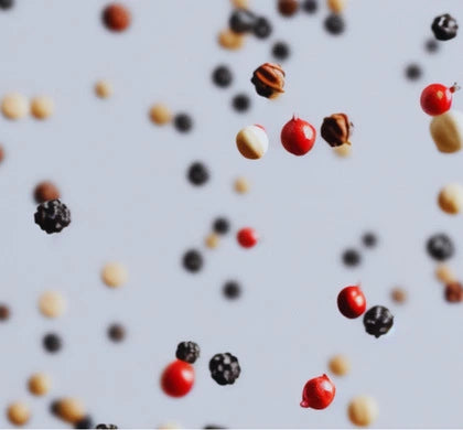Image de grains de poivre en suspension