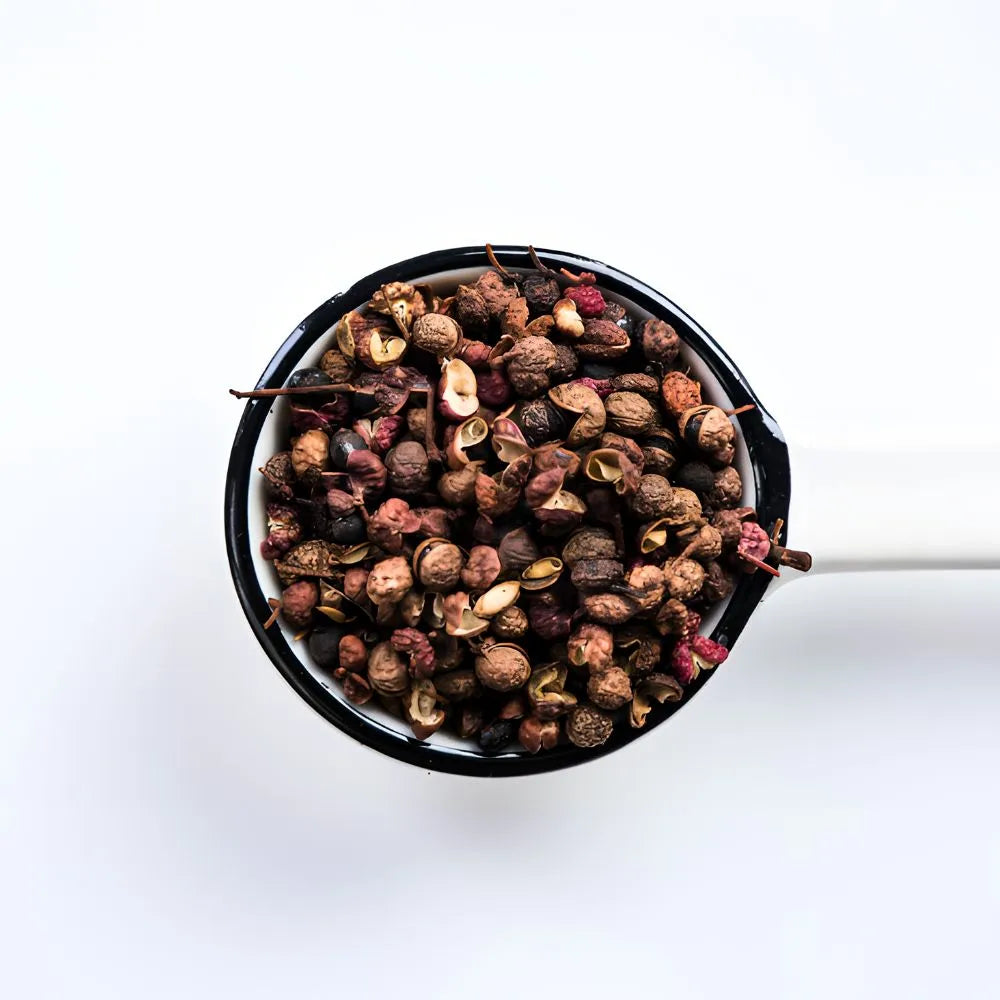 Ustensile en céramique contenant du poivre Timut, également connu sous le nom de poivre du Sichuan