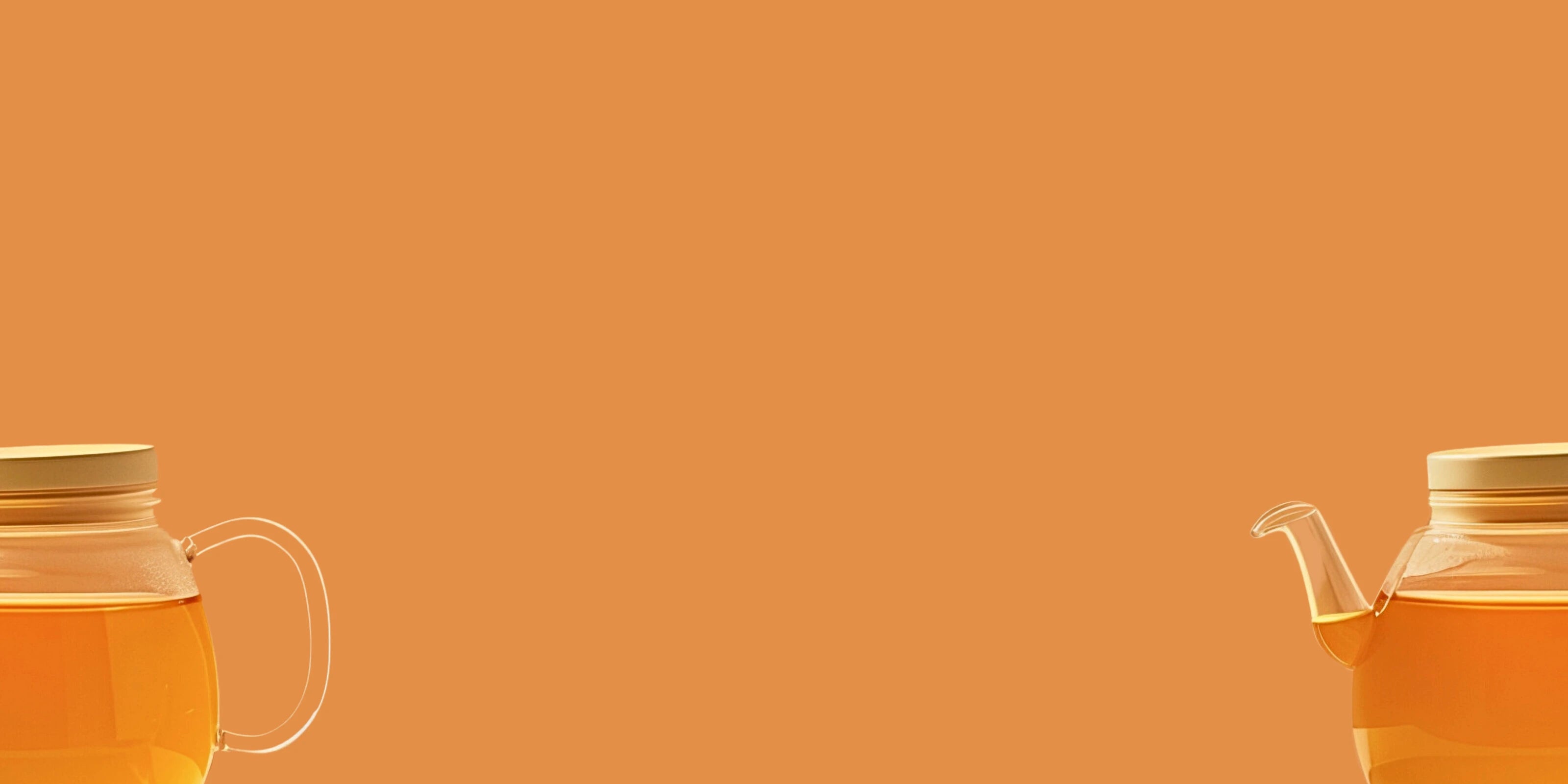 Image d'une théière moderne remplie pour infusions transparente en verre coupée en deux avec un fond orangé