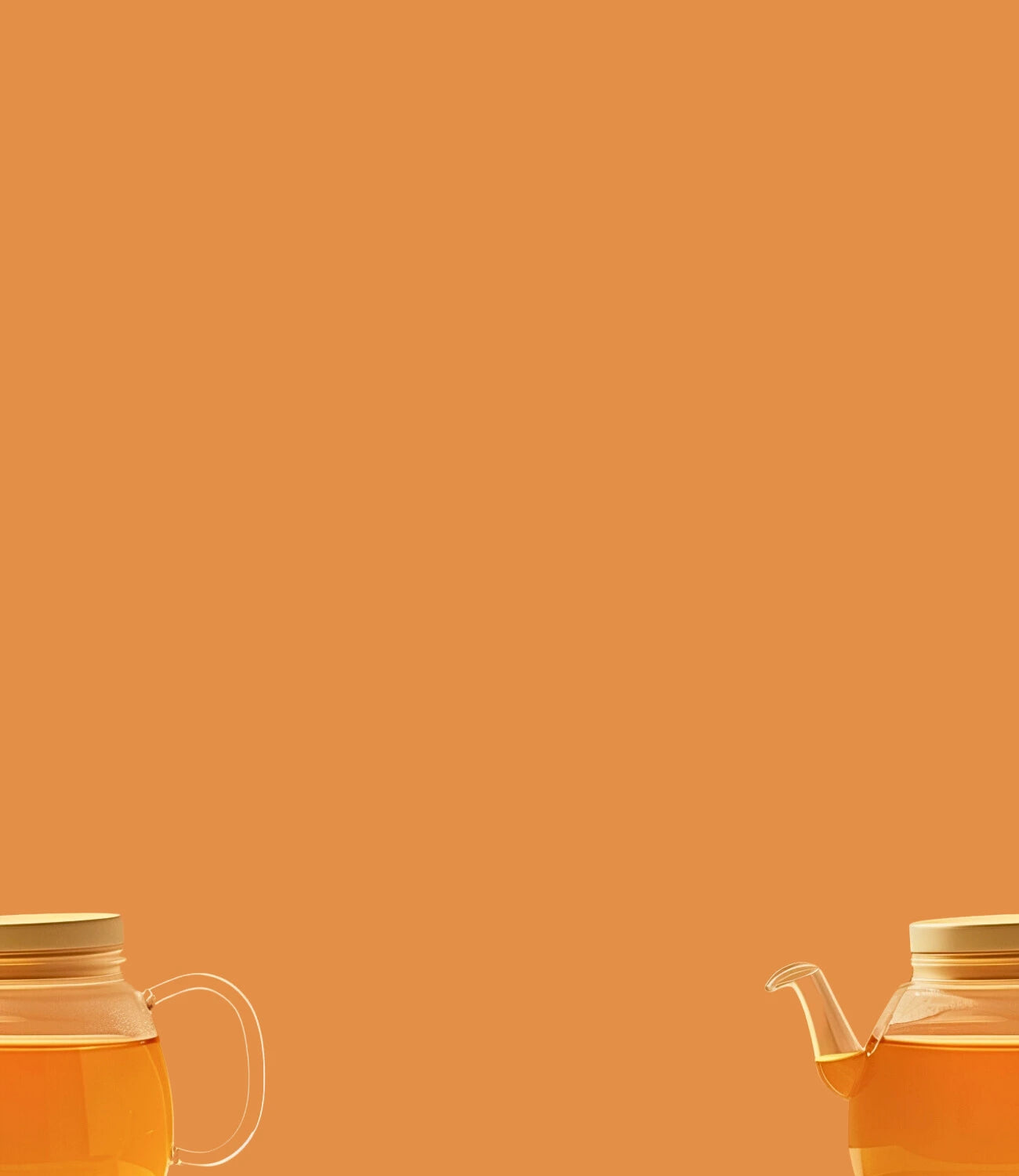 Image d'une théière moderne remplie pour infusions transparente en verre coupée en deux avec un fond orangé