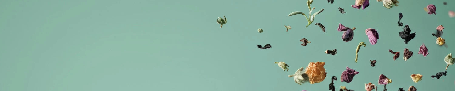 Image de couverture montrant du thé noir, du thé vert et du thé rooibos séché avec des fleurs et des pétales de rose séchés