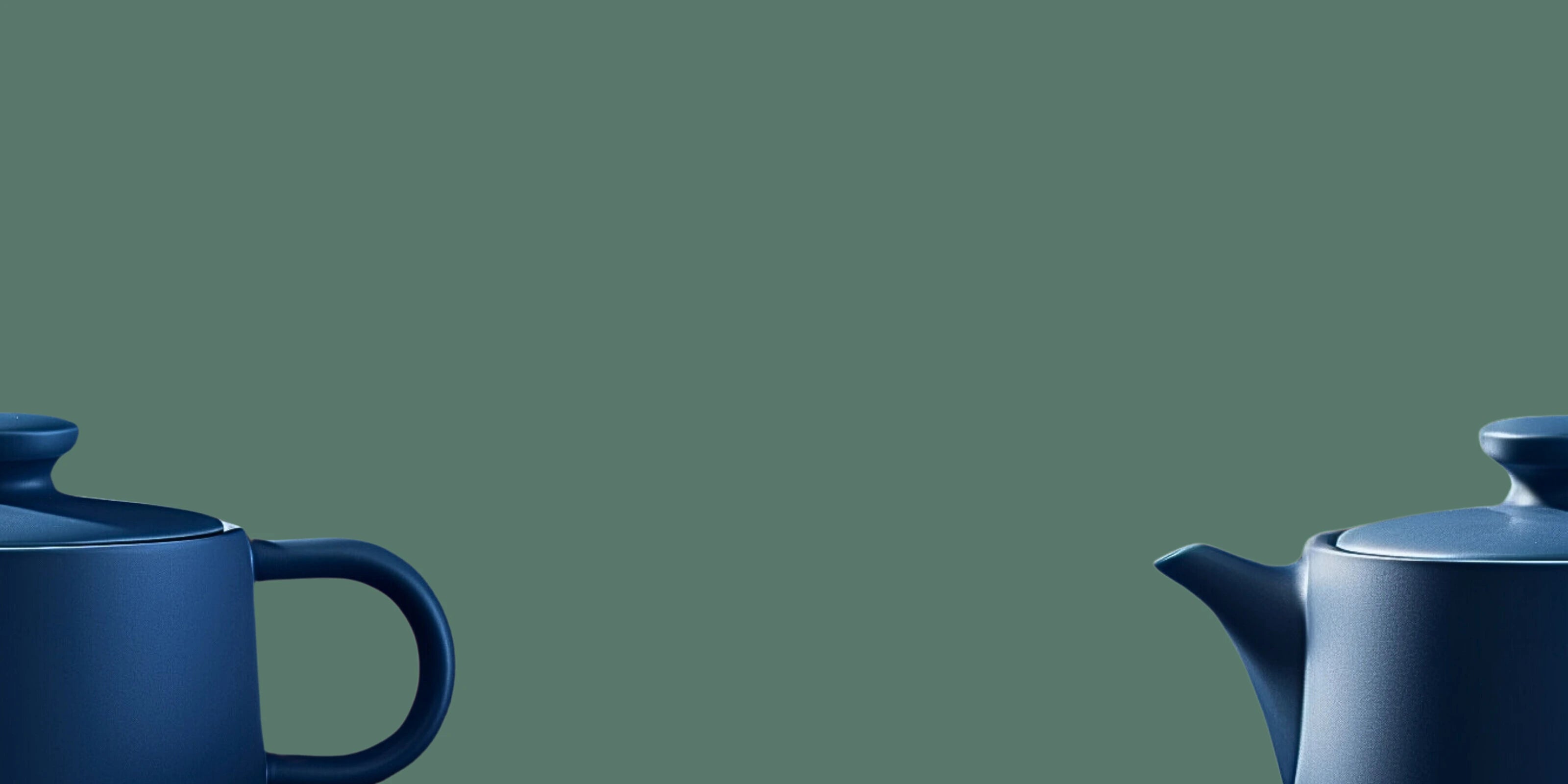 Image d'une théière moderne à thé coupée en deux en métal de couleur bleu avec un fond vert