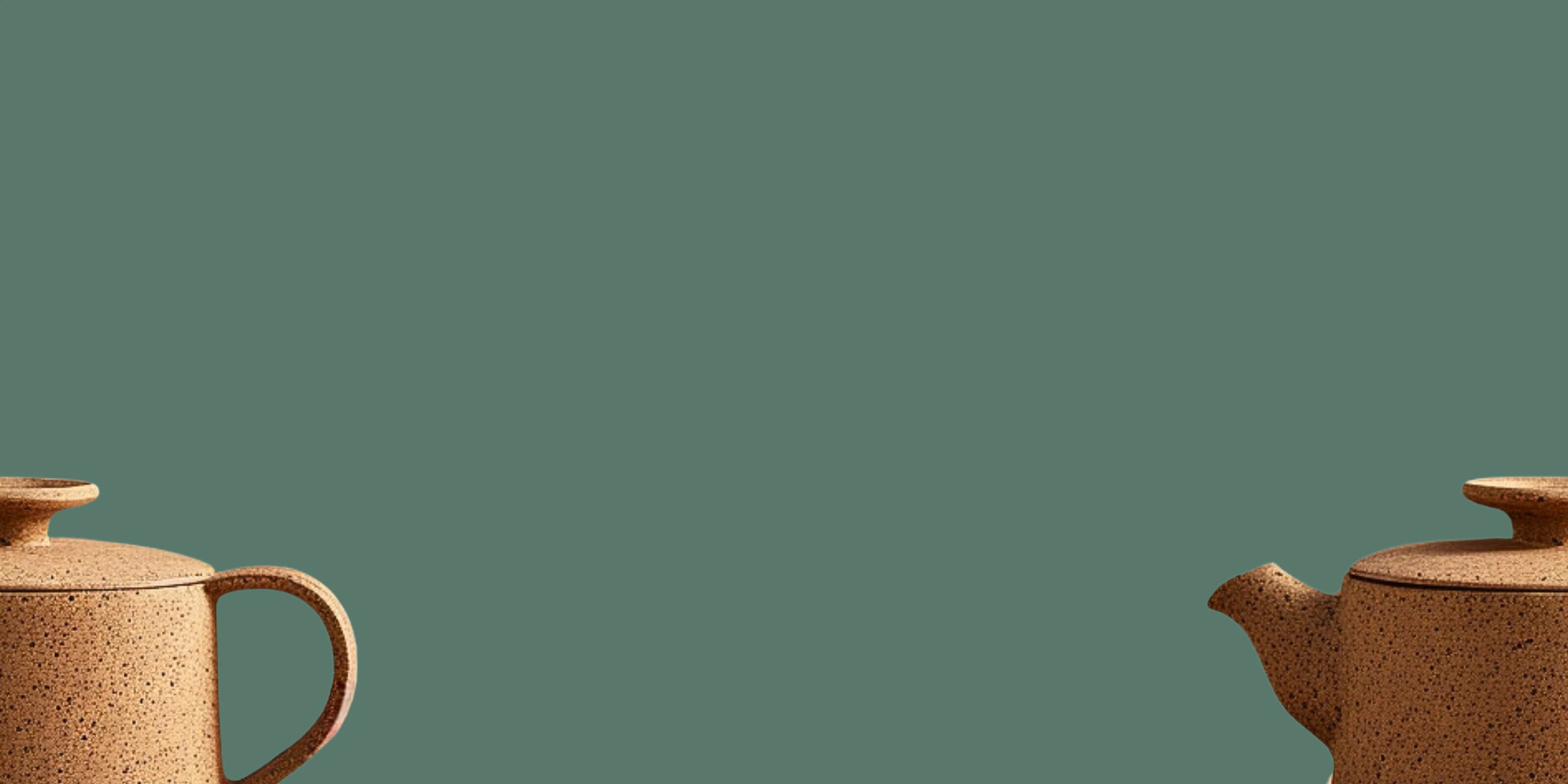 Image d'une théière pour thé moderne en grès de couleur beige coupée en deux avec un fond vert