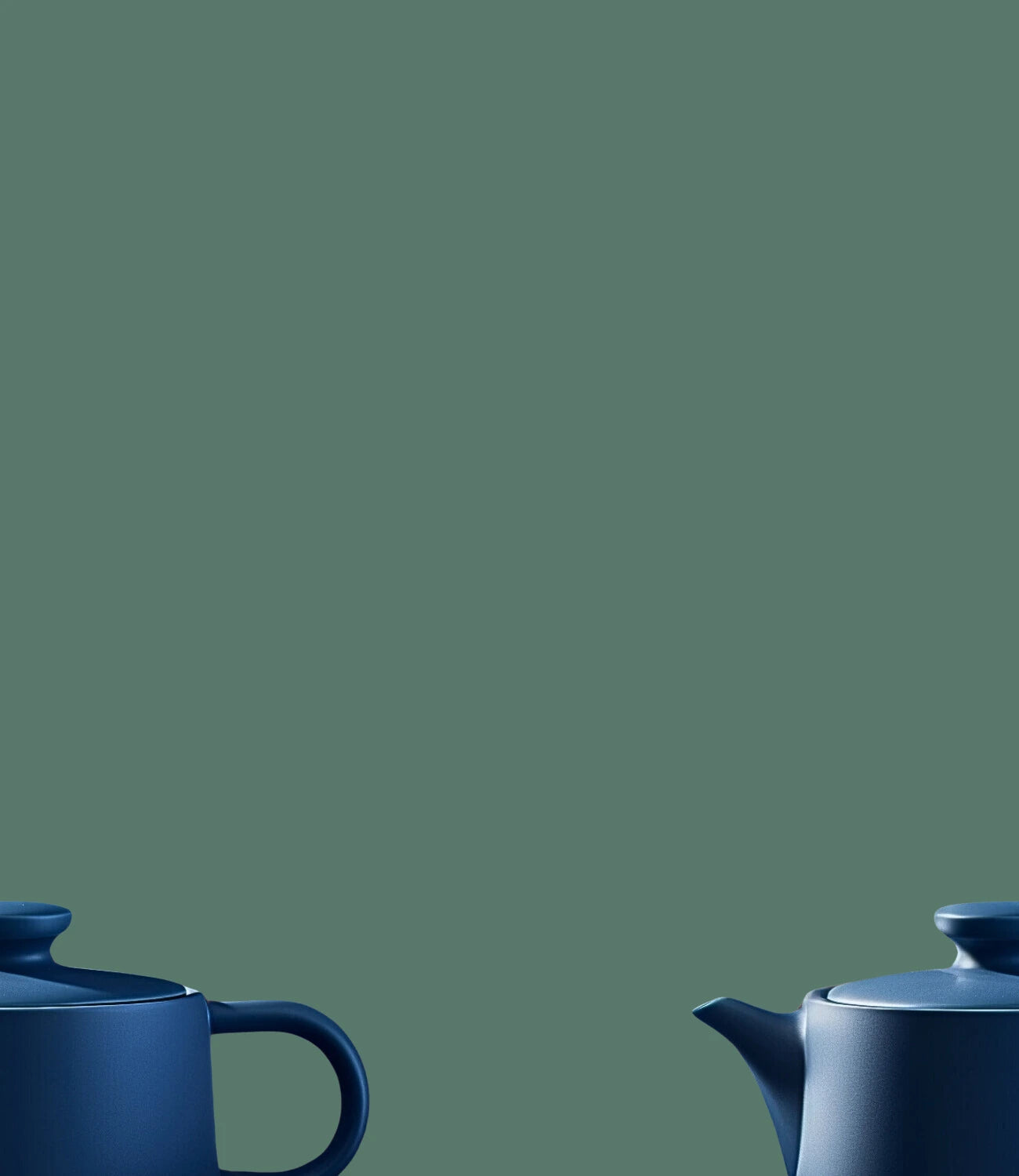 Image d'une théière moderne à thé coupée en deux en métal de couleur bleu avec un fond vert