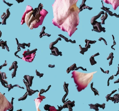 Image de couverture montrant du thé noir séché et des pétales de rose séchés en lévitation