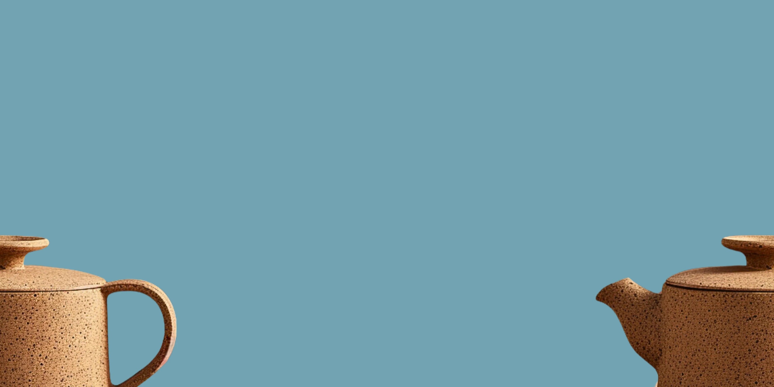 Image d'une théière pour thé noir moderne en grès de couleur beige coupée en deux avec un fond bleu