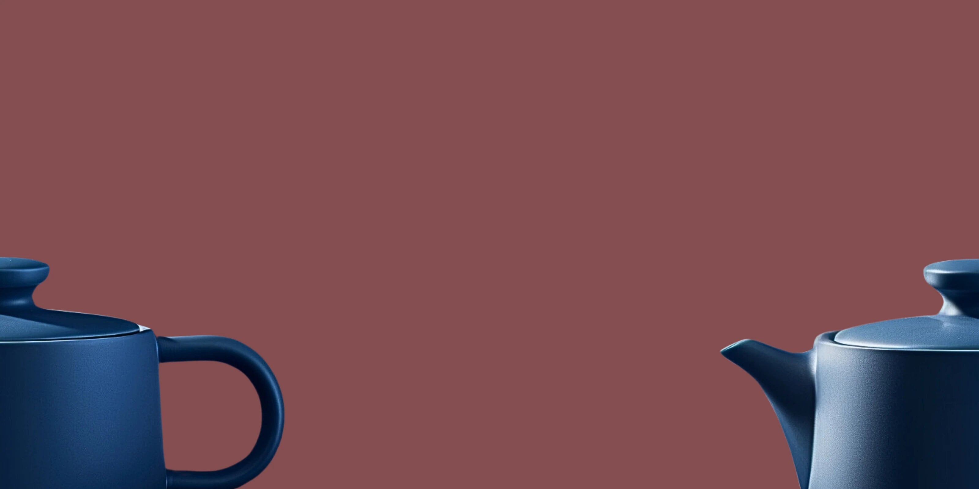 Image d'une théière moderne à rooibos coupée en deux en métal de couleur bleu avec un fond rouge