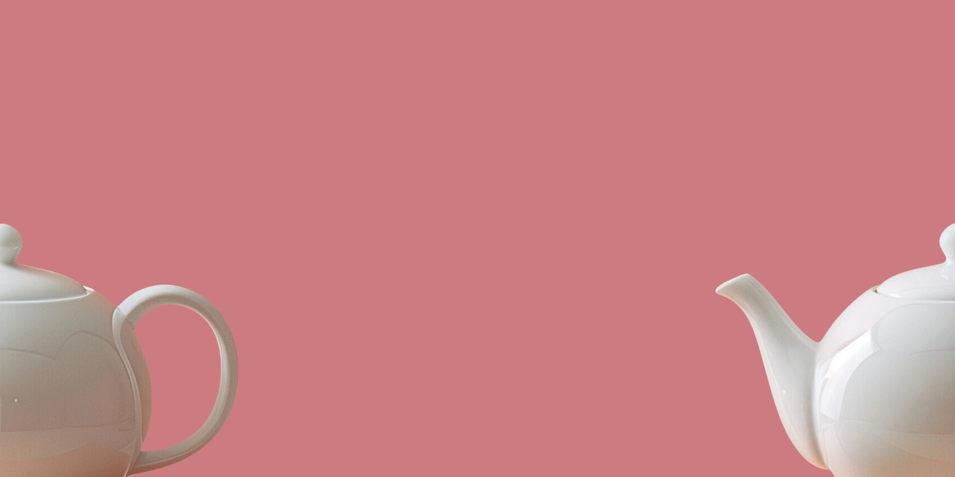 Image d'une théière à thé vert classique en porcelaine coupée en deux avec un fond rose