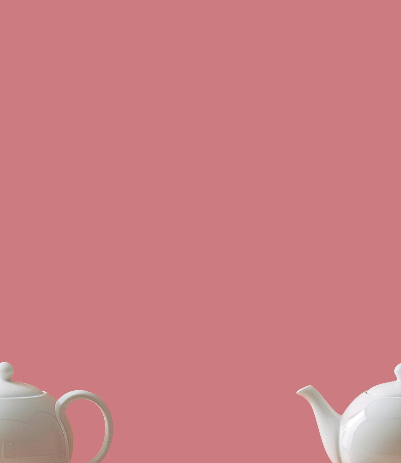 Image d'une théière à thé vert classique en porcelaine coupée en deux avec un fond rose