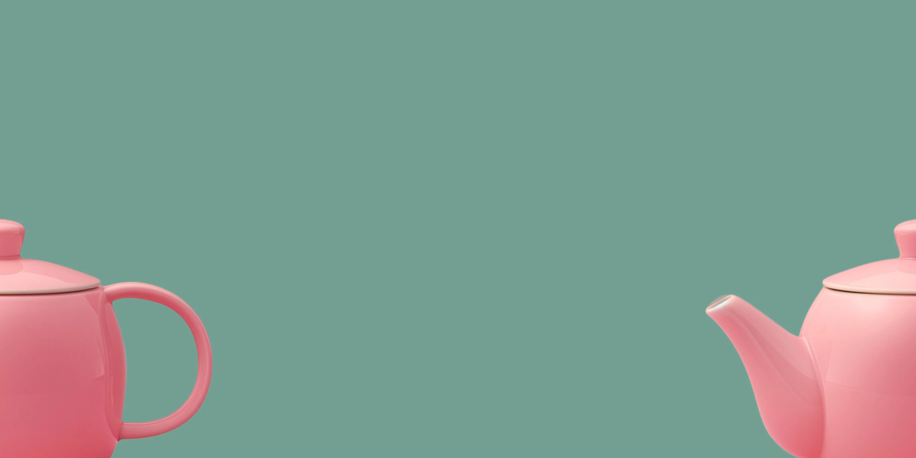 Image d'une théière à tisane moderne de couleur rose coupée en deux avec un fond vert