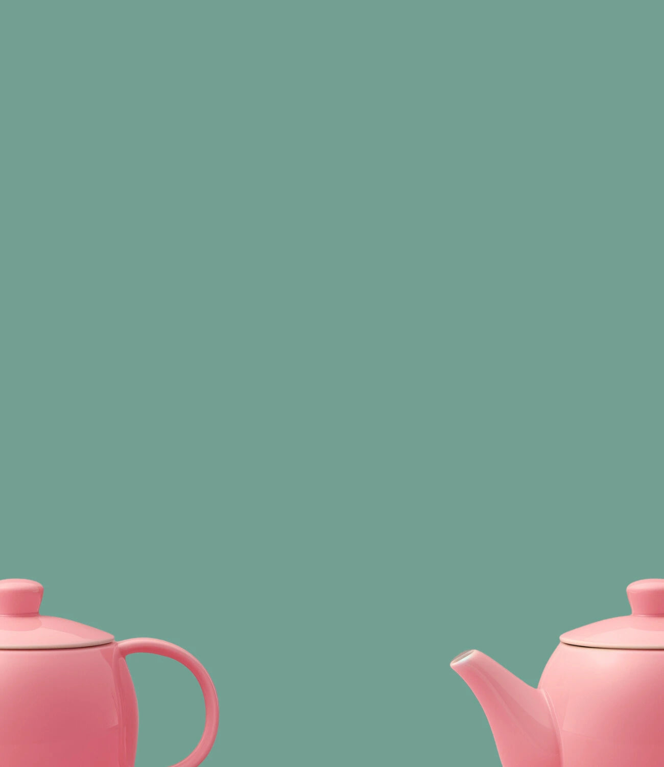 Image d'une théière à tisane moderne de couleur rose coupée en deux avec un fond vert