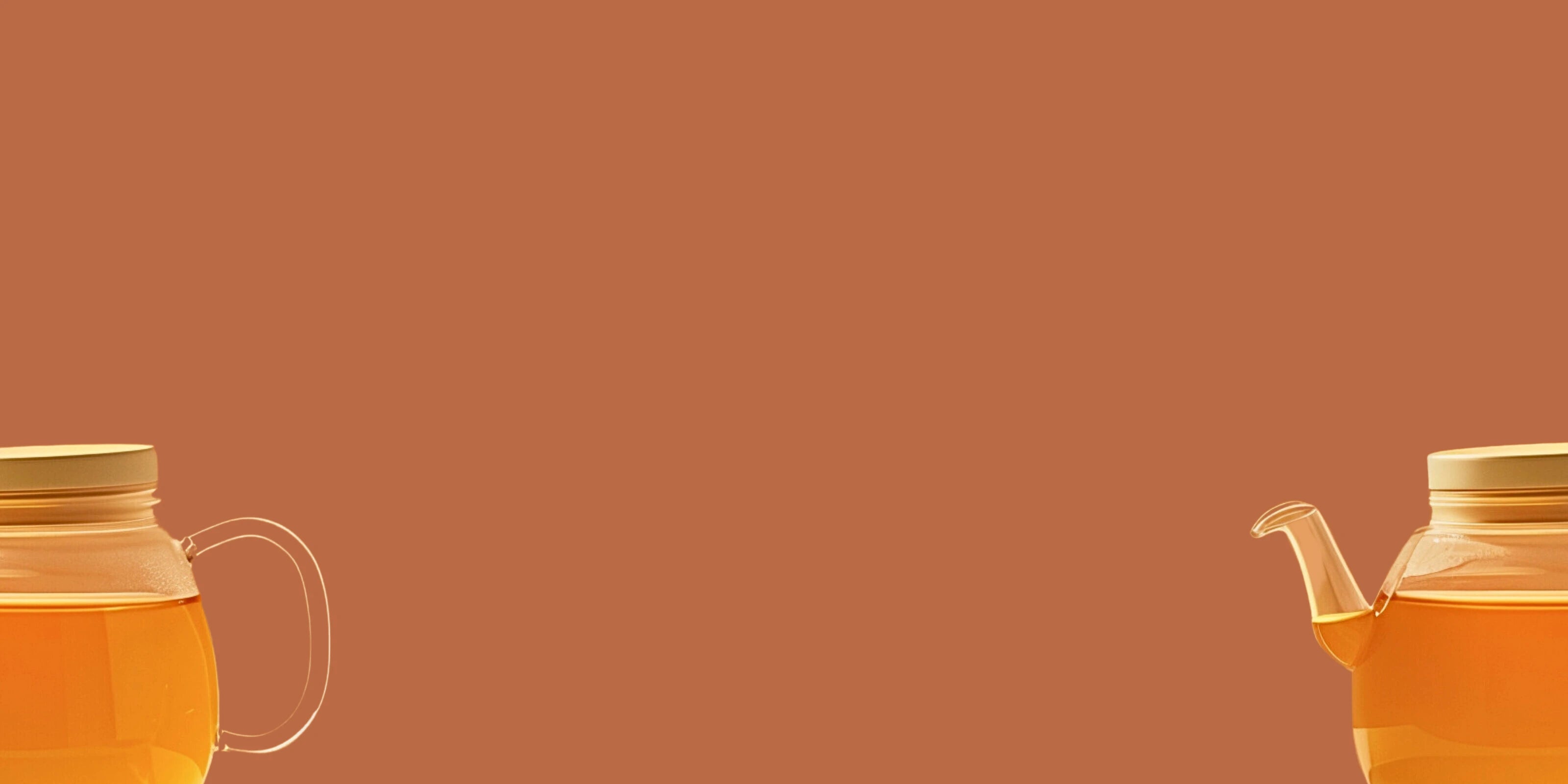 Image d'une théière moderne remplie pour infusions transparente en verre avec un fond orangé