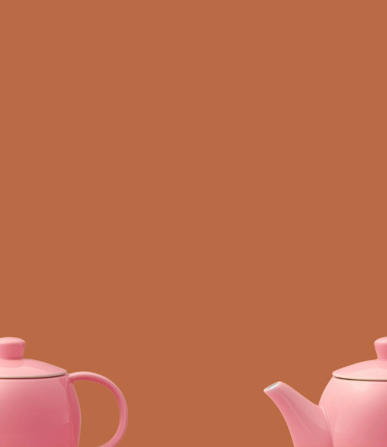 Image d'une théière à tisane moderne de couleur rose coupée en deux avec un fond orangé