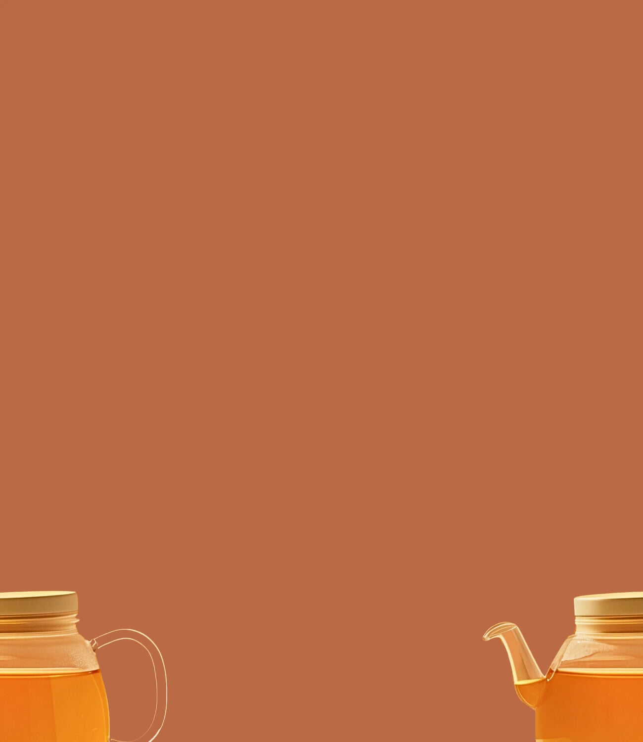 Image d'une théière moderne remplie pour infusions transparente en verre avec un fond orangé