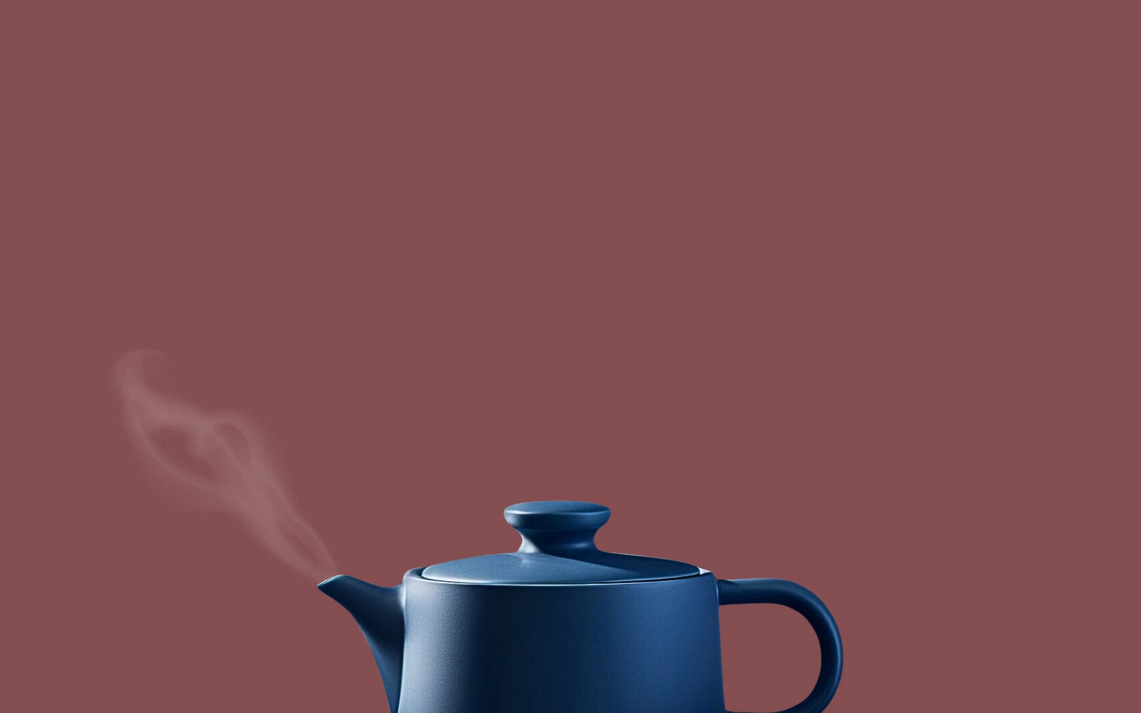 Image d'une théière moderne à rooibos en métal de couleur bleu avec un fond rouge