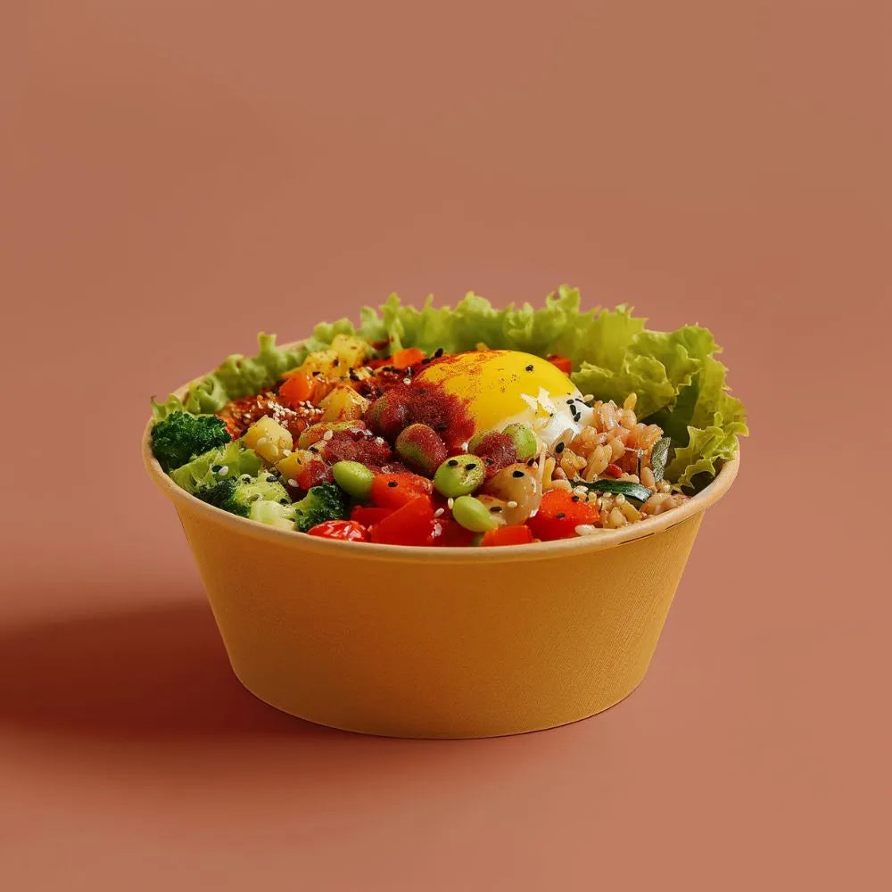Bowl rempli avec une salade, du riz, un oeuf et des légumes et assaisonné avec le sumac en poudre