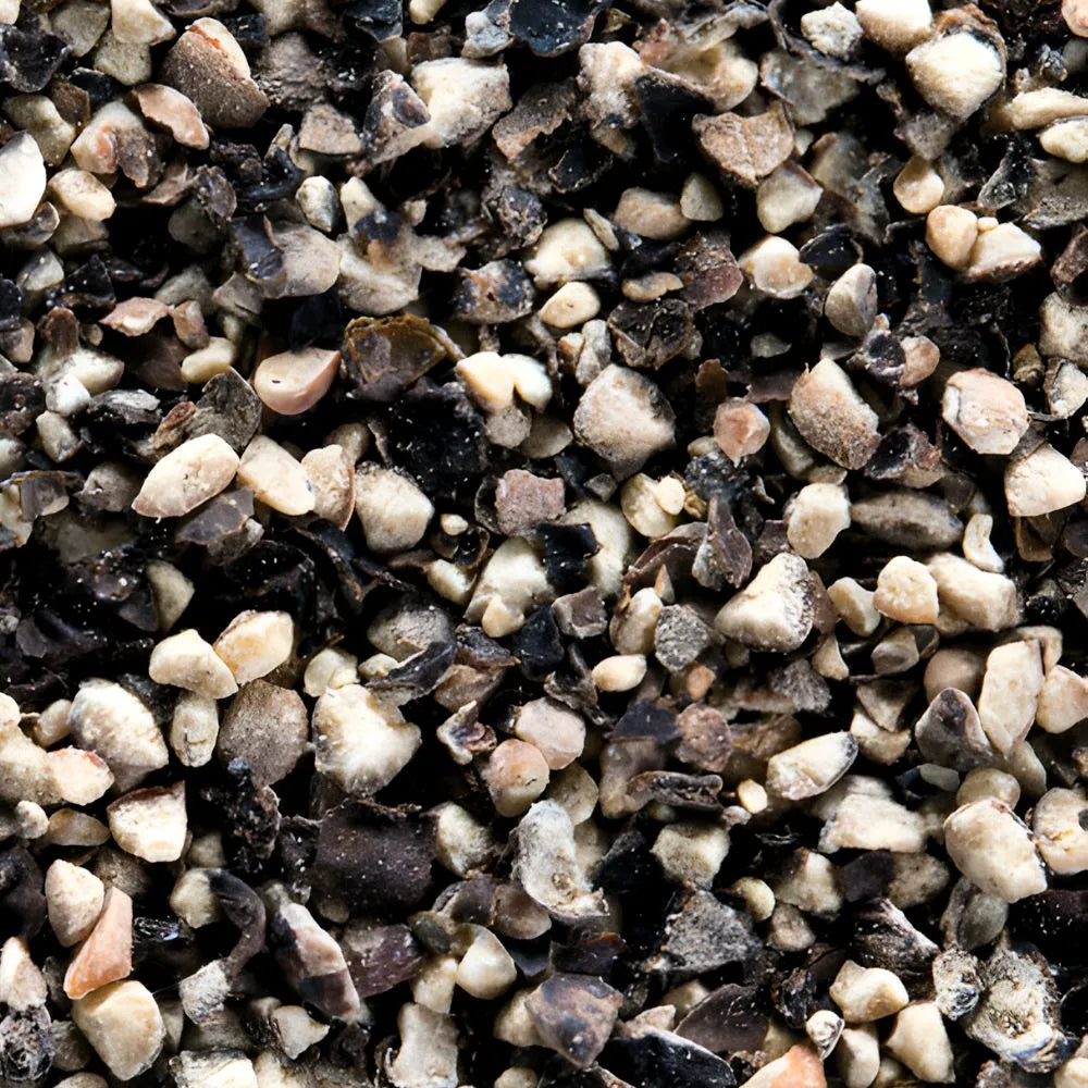 Zoom sur les grains de poivre concassés en vrac
