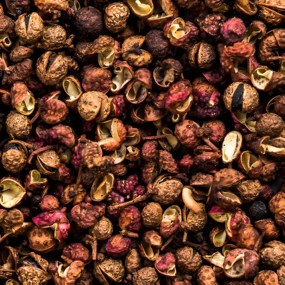 Gros plan sur les superbes grains de poivre Timut, également connus sous le nom de poivre du Sichuan