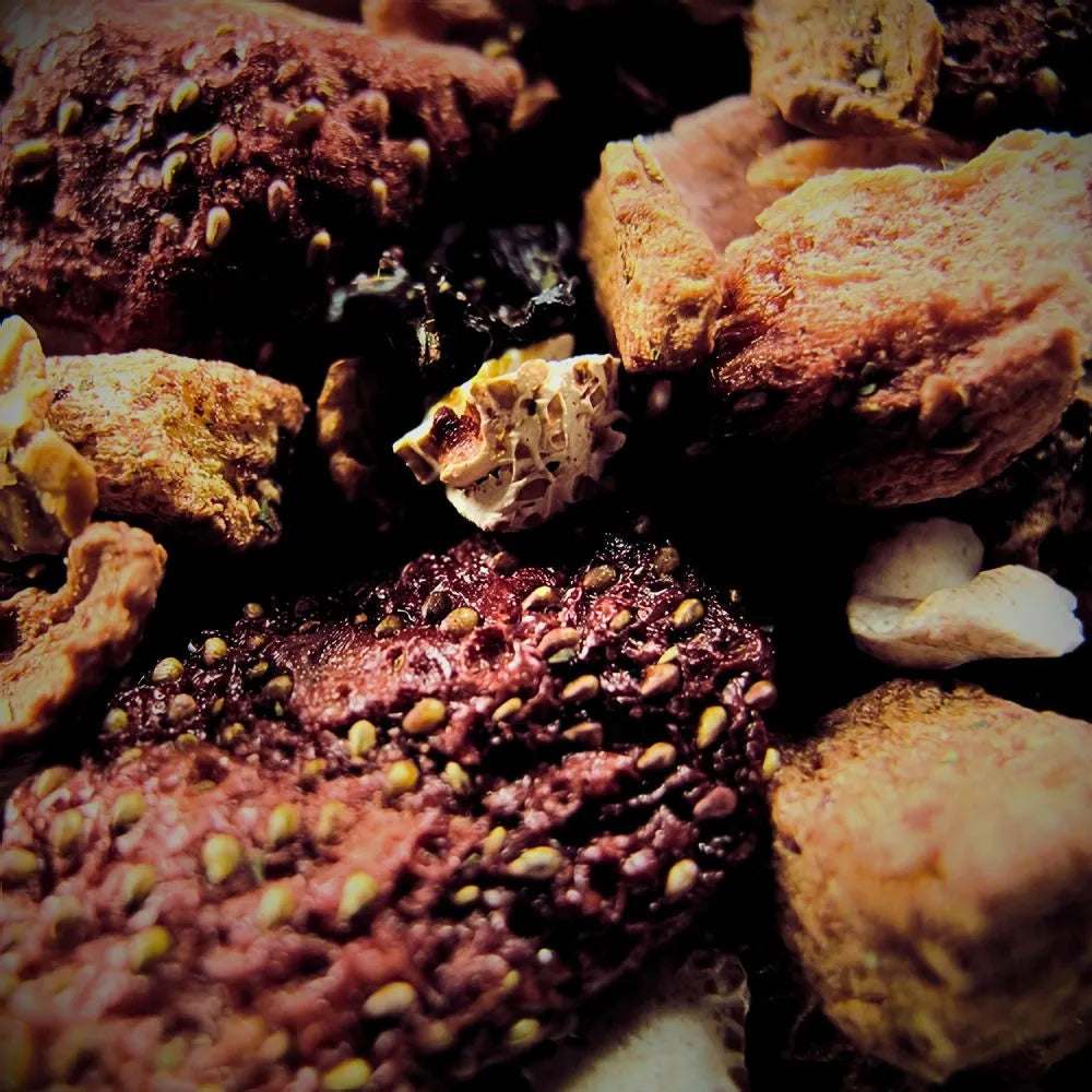 Zoom sur le caramel et les fraises entières qui compose l'infusion gourmande