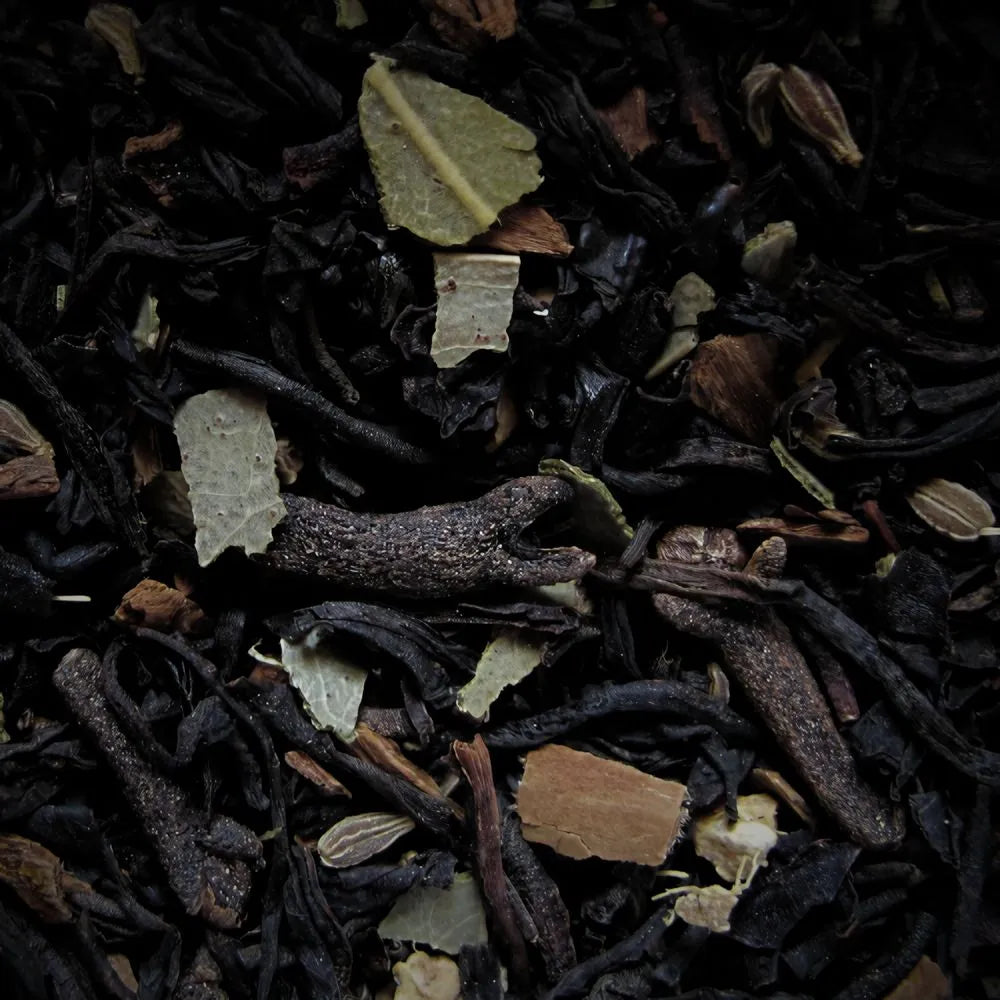 Zoom sur le thé noir et les épices du thé noir Chaï