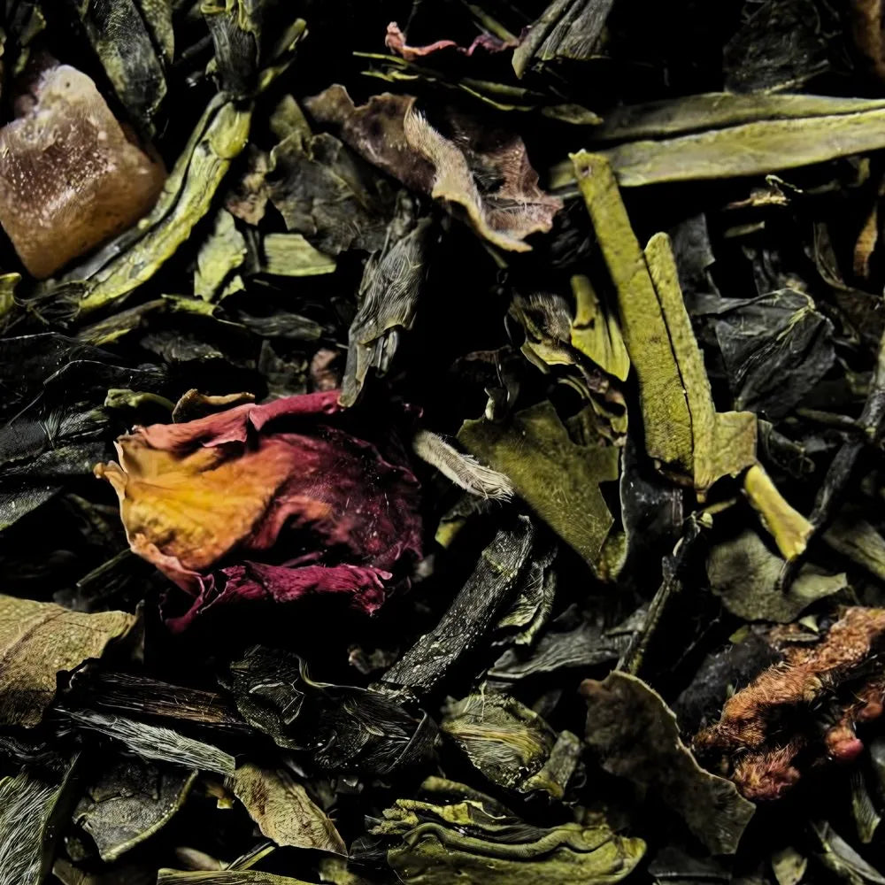 Zoom sur le thé Sencha exotique, ses feuilles, ses fleurs et ses fruits exotiques