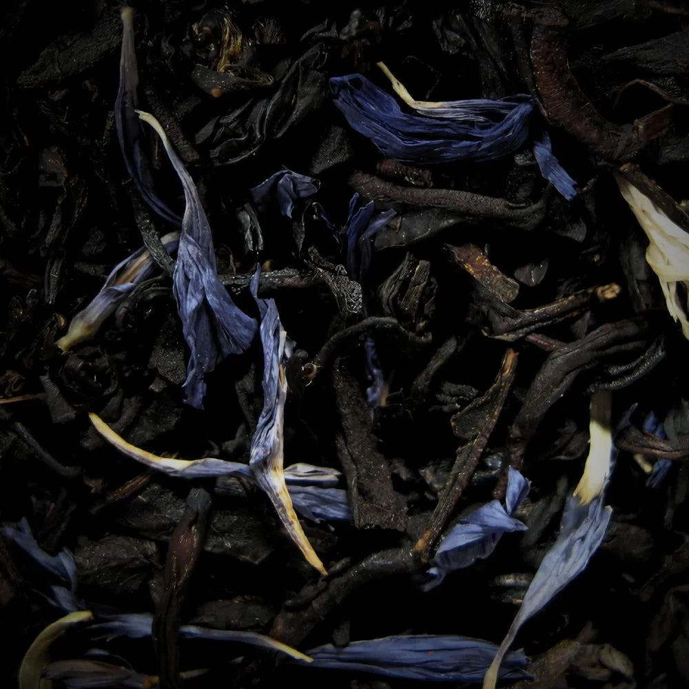 Zoom sur le thé noir et les pétales de bleuet du mélange de thé fraise rhubarbe