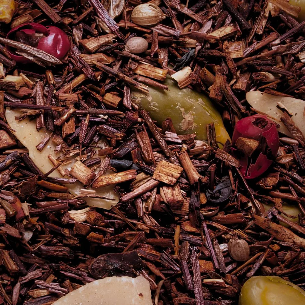 Zoom sur le mélange de rooibos pistaches, amandes, coriandre et poivre rose du Rooibos aux épices