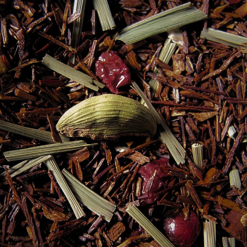 Zoom sur le mélange de rooibos, cardamome, fruits et citronnelle