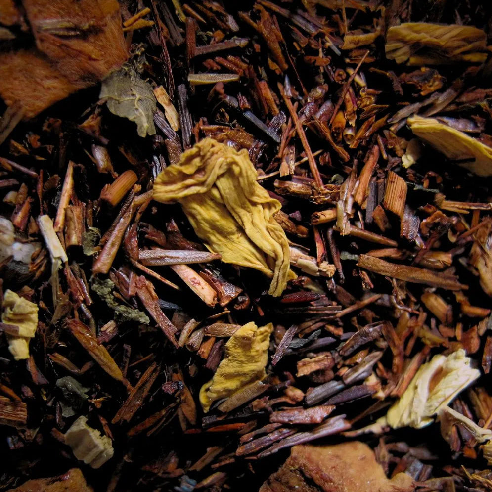 Zoom sur le mélange du Rooibos de Noël et sur ses fleurs feuilles et fruits