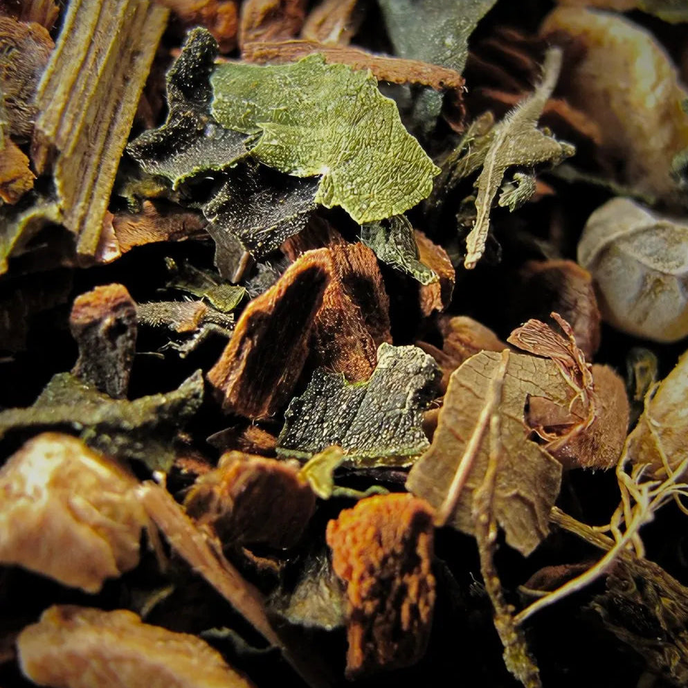 Zoom sur le mélange de la tisane après-repas remplie de Cannelle, gingembre, feuilles d'ortie, feuilles de mûrier, cardamome, poivre blanc