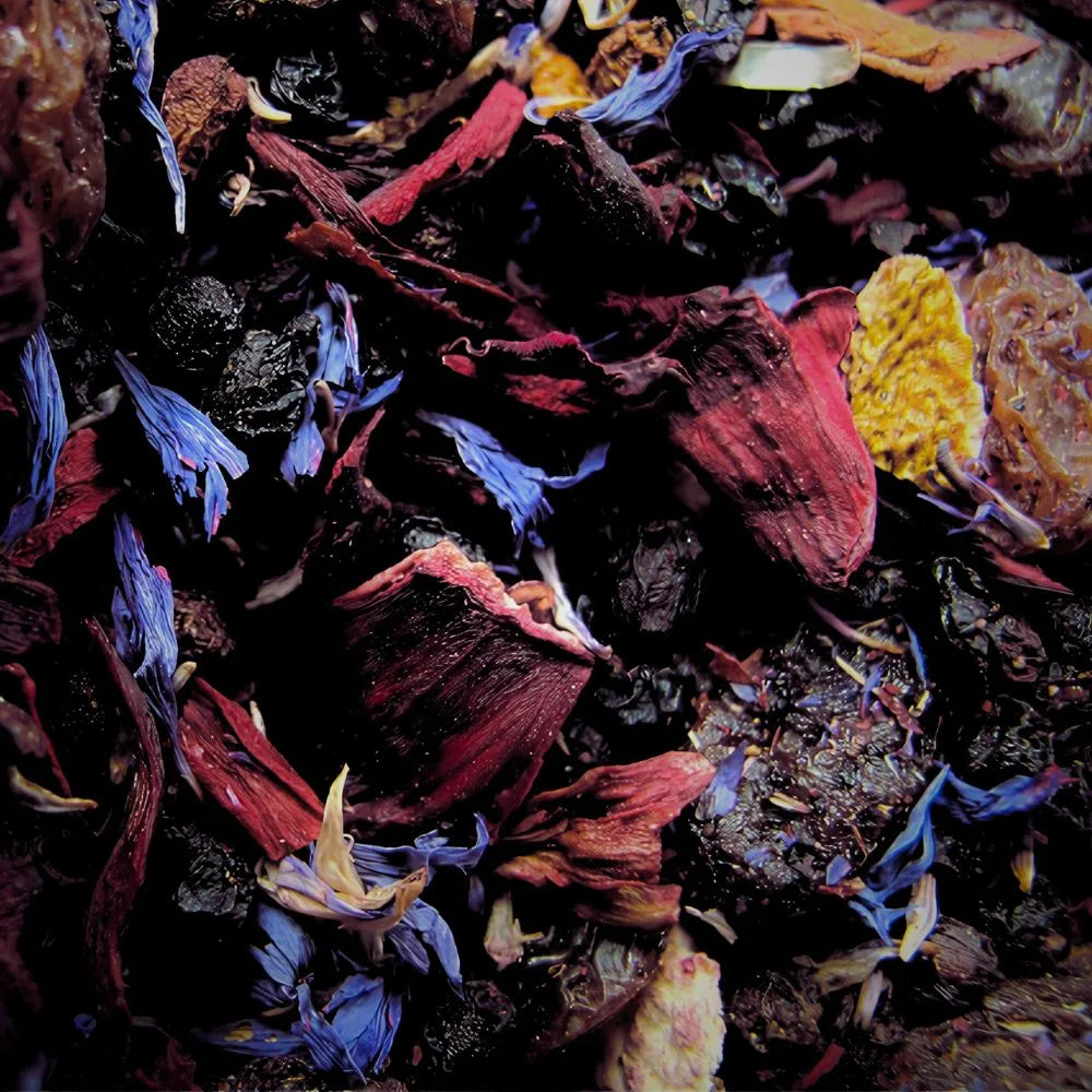 Zoom sur les fruits et les fleurs du mélange de la tisane contre la constipation