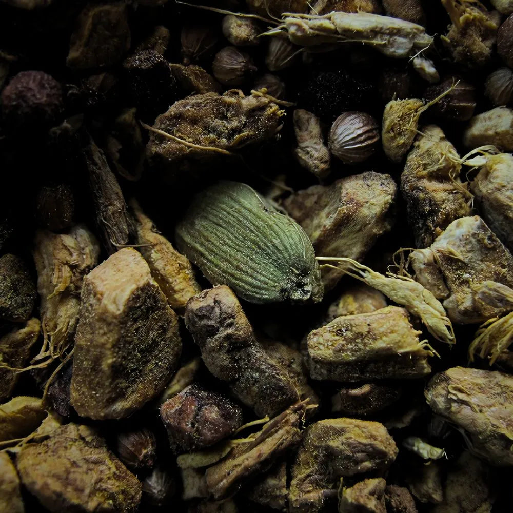 Zoom sur le gingembre la coriandre et la cardamome du mélange de la tisane détox