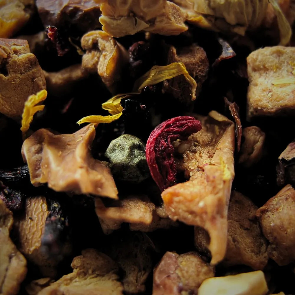 Zoom sur les fruits les fleurs et le poivre vert de la tisane jambes lourdes