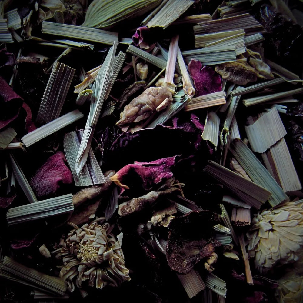 Zoom sur le mélange de la la tisane minceur avec citronnelle camomille romaine et ses épices