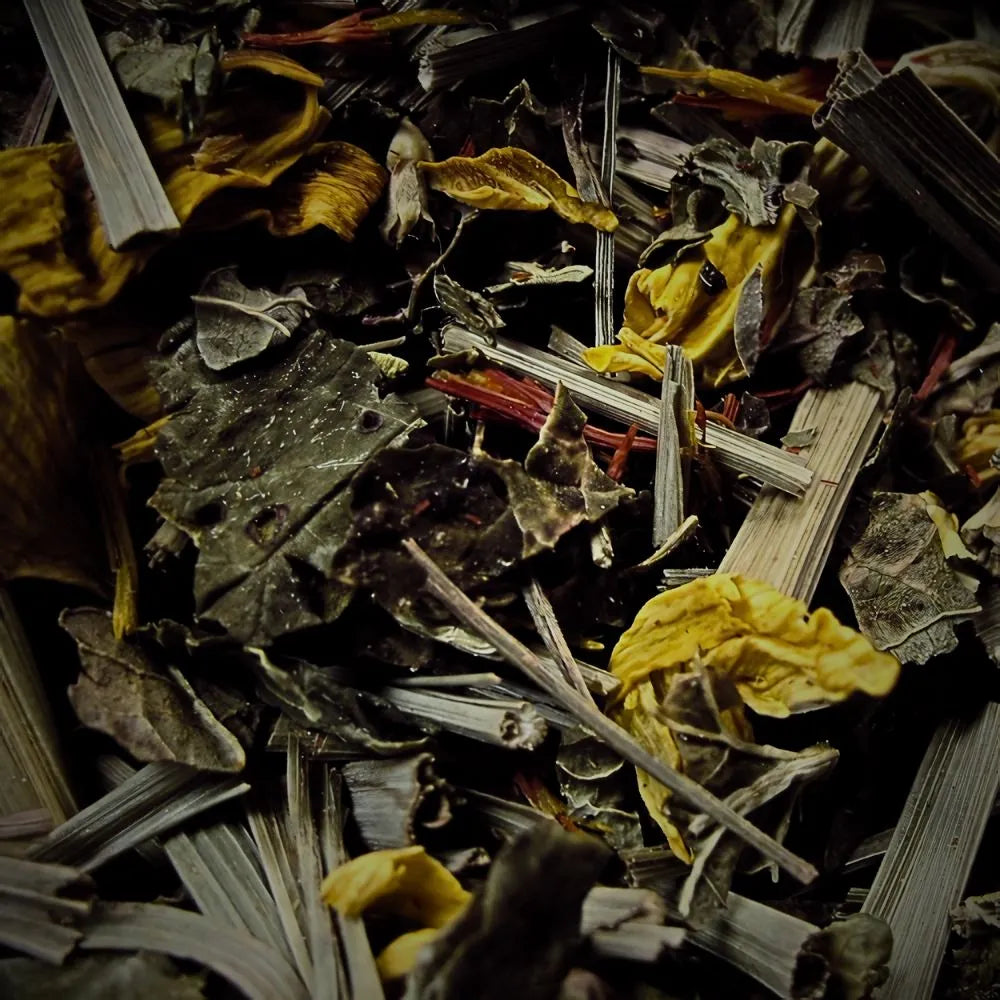 Zoom sur la citronnelle et les fleurs du mélange de la tisane relaxante